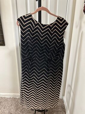Sleeveless Chevron Sheath Dress in Black and Beige